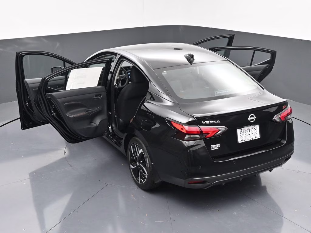 2025 Super Black Metallic Nissan Versa 1.6 SR FWD Sedan