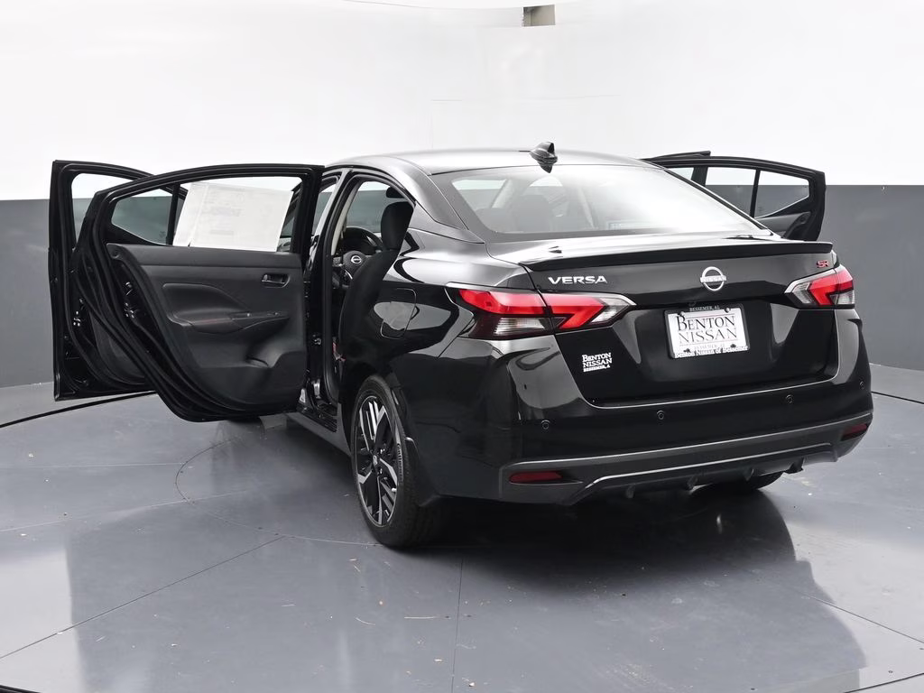 2025 Super Black Metallic Nissan Versa 1.6 SR FWD Sedan