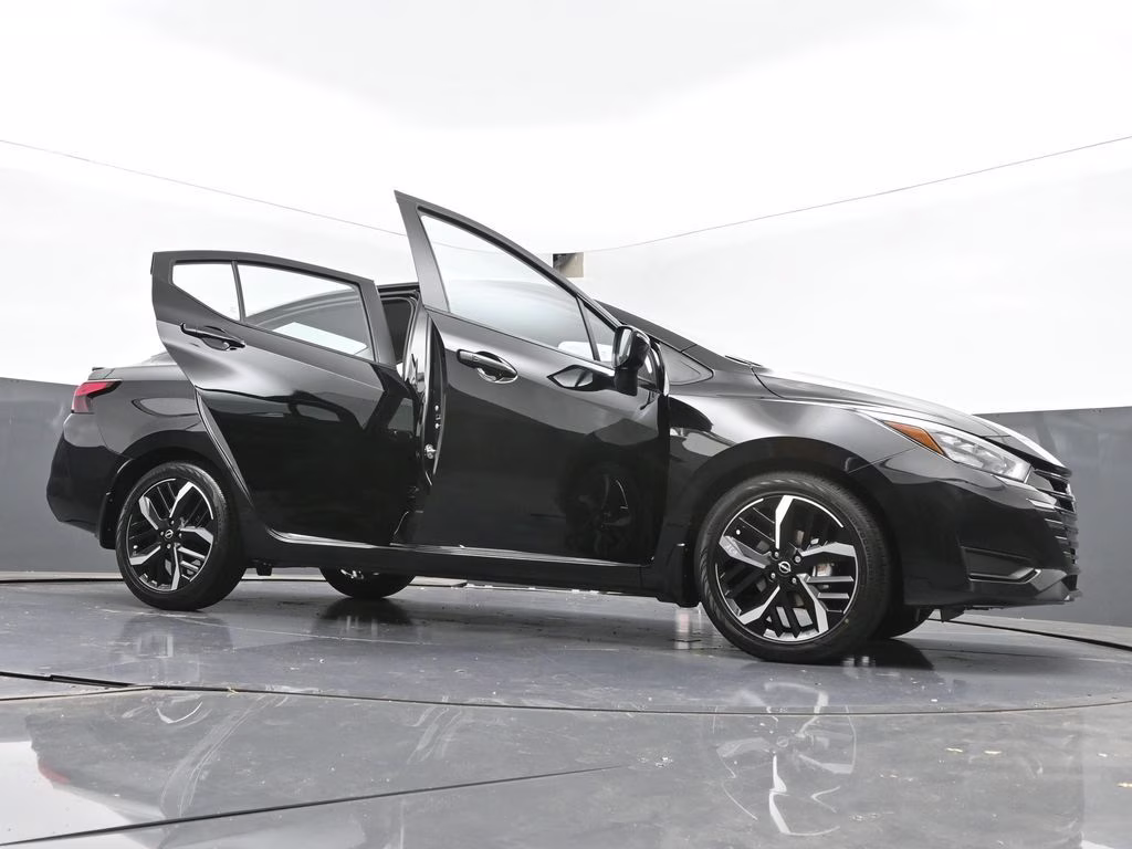 2025 Super Black Metallic Nissan Versa 1.6 SR FWD Sedan
