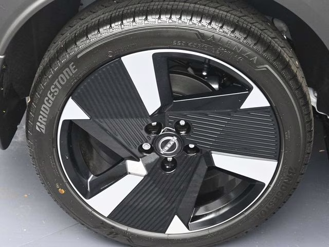 2026 Aspen White Tricoat Nissan Kicks SR FWD SUV