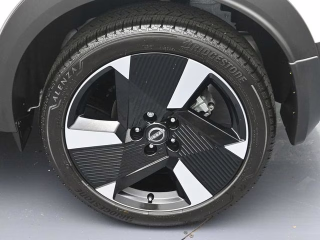 2026 Aspen White Tricoat Nissan Kicks SR FWD SUV