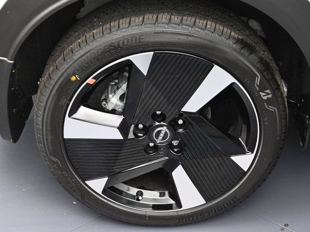 2026 Aspen White Tricoat Nissan Kicks SR FWD SUV