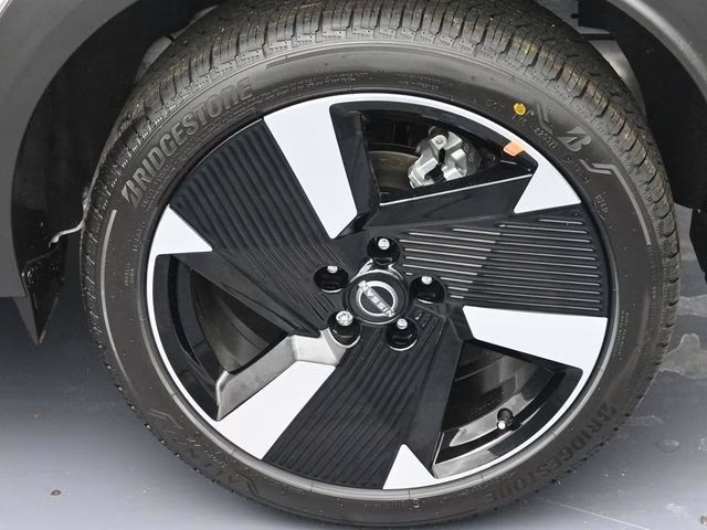 2026 Aspen White Tricoat Nissan Kicks SR FWD SUV