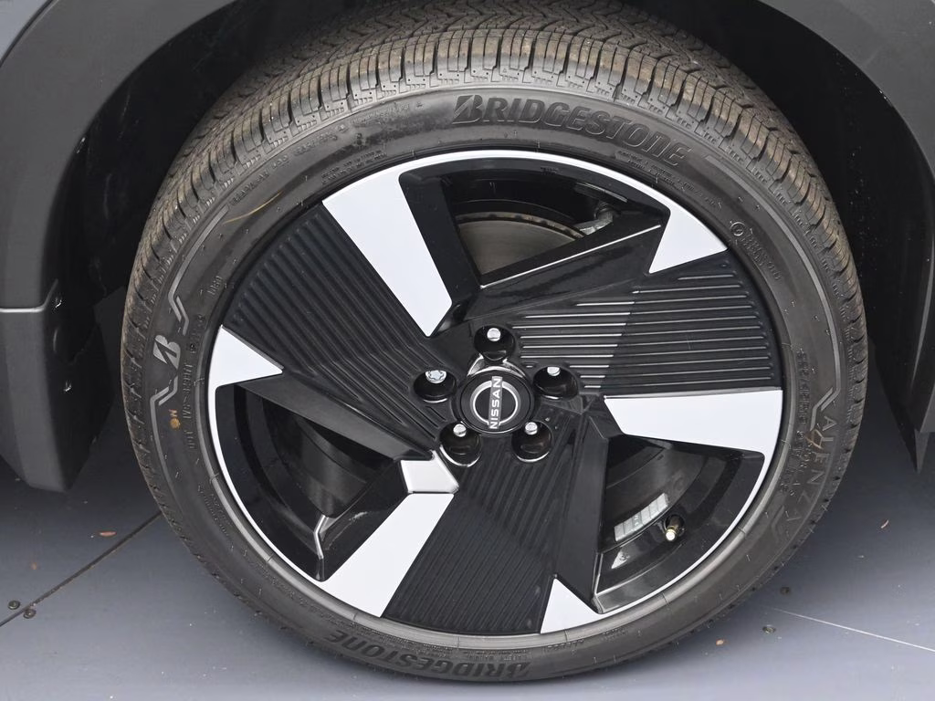 2026 Gun Metallic/Scarlet Ember Tintcoat Nissan Kicks SR FWD SUV