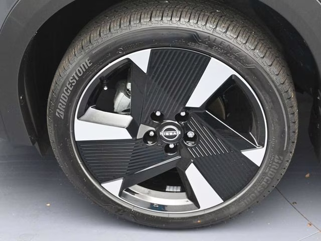 2026 Gun Metallic/Scarlet Ember Tintcoat Nissan Kicks SR FWD SUV