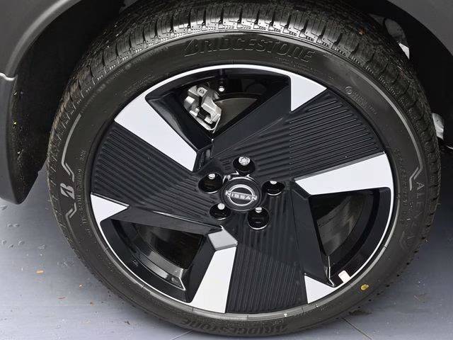 2026 Aspen White Tricoat Nissan Kicks SR FWD SUV