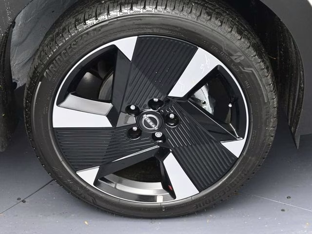 2026 Aspen White Tricoat Nissan Kicks SR FWD SUV