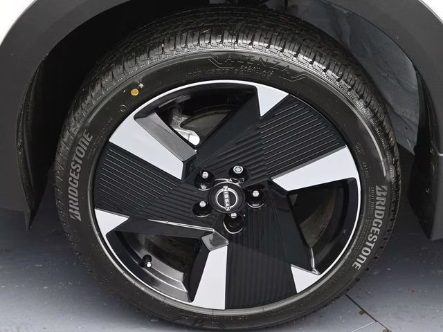 2026 Aspen White Tricoat Nissan Kicks SR FWD SUV