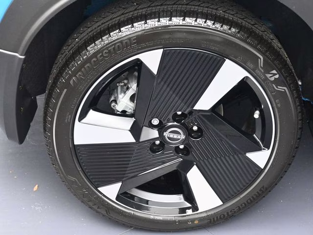 2026 Arctic Ice Blue/Black Nissan Kicks SR FWD SUV