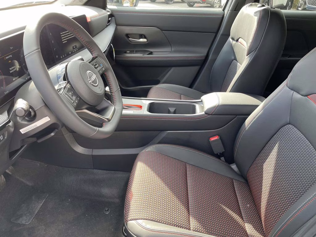 2026 Aspen White/Super Black Nissan Kicks SR FWD SUV