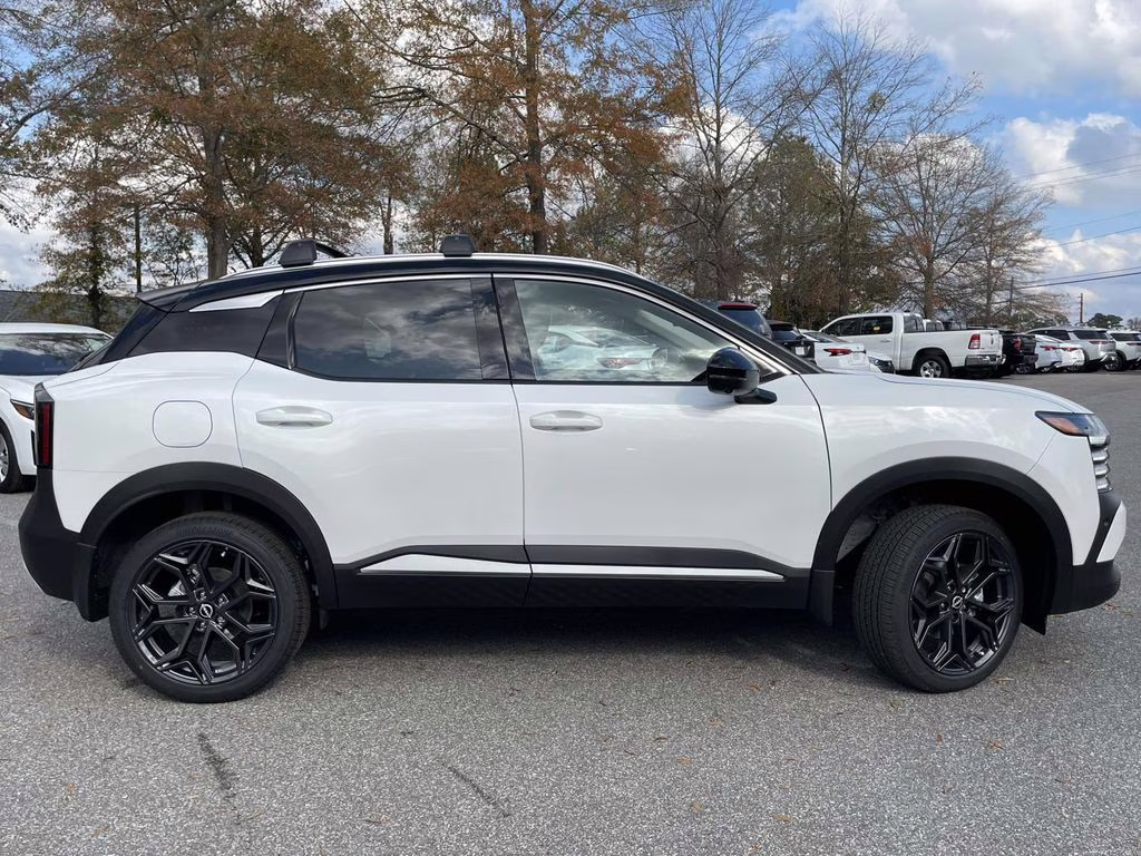 2026 Aspen White/Super Black Nissan Kicks SR FWD SUV