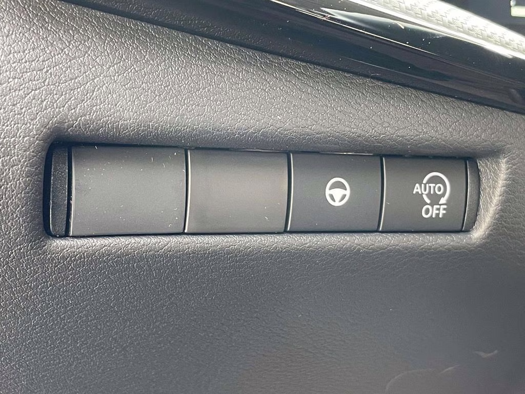 2026 Aspen White/Super Black Nissan Kicks SR FWD SUV