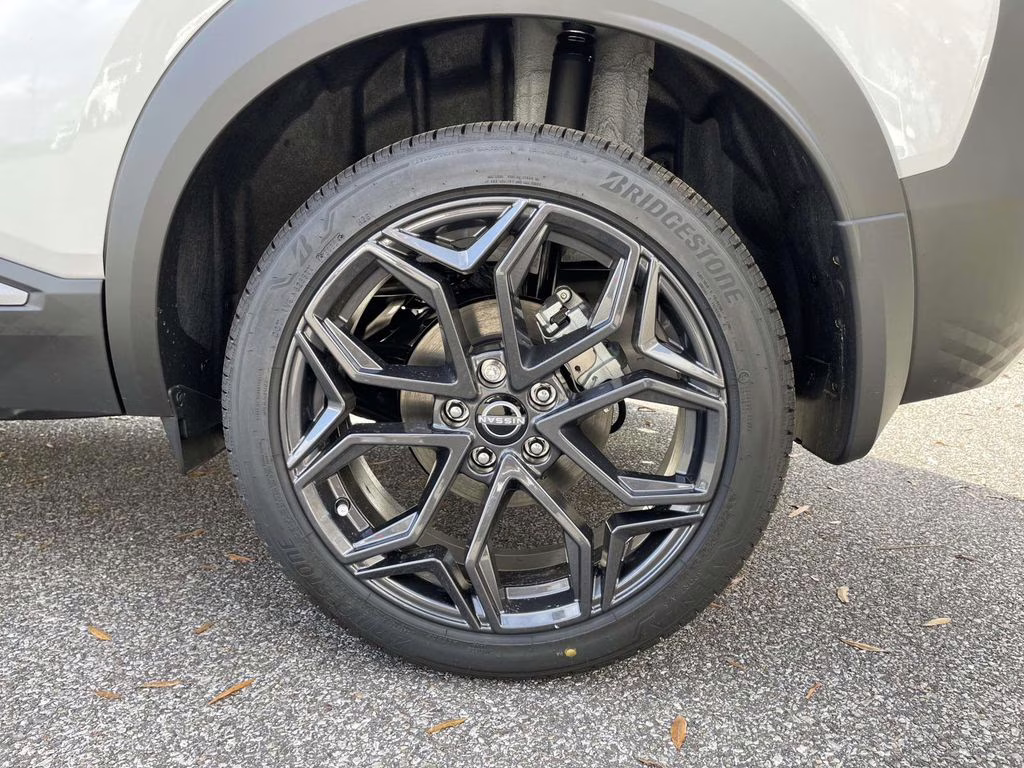 2026 Aspen White/Super Black Nissan Kicks SR FWD SUV