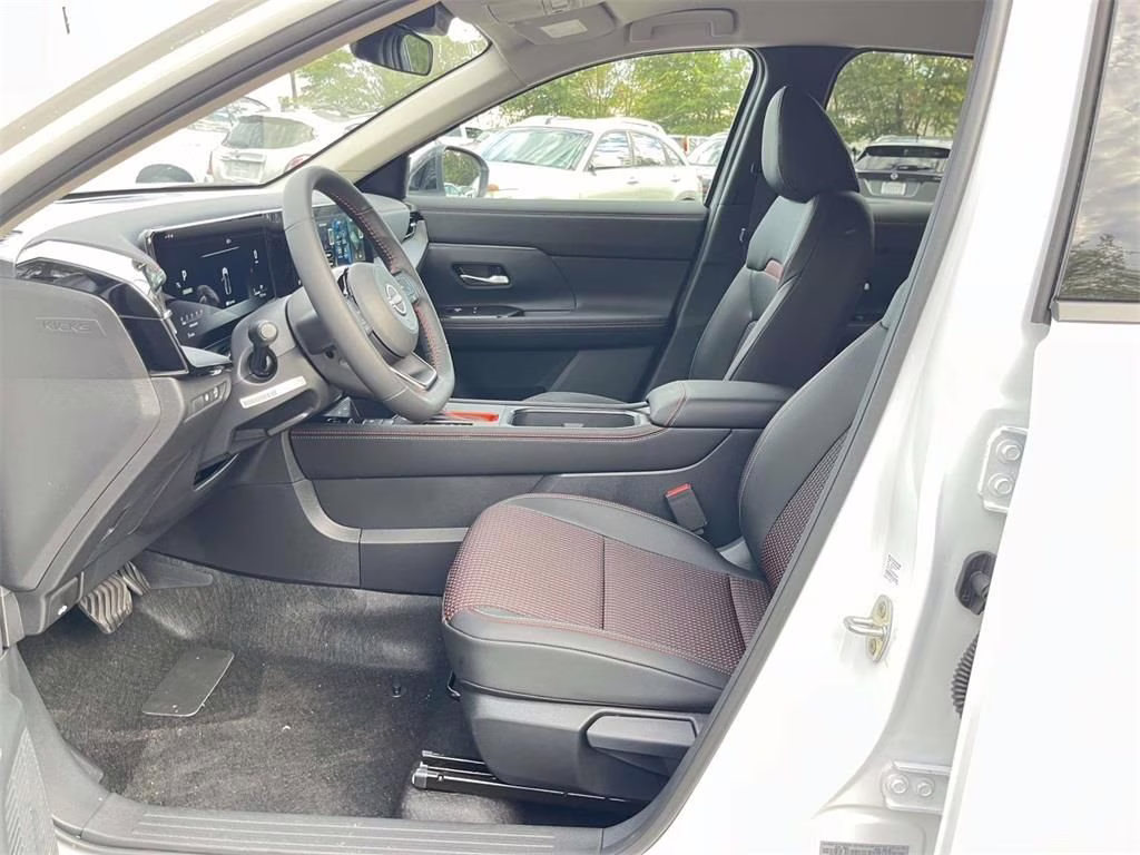 2026 Aspen White Tricoat Nissan Kicks SR FWD SUV