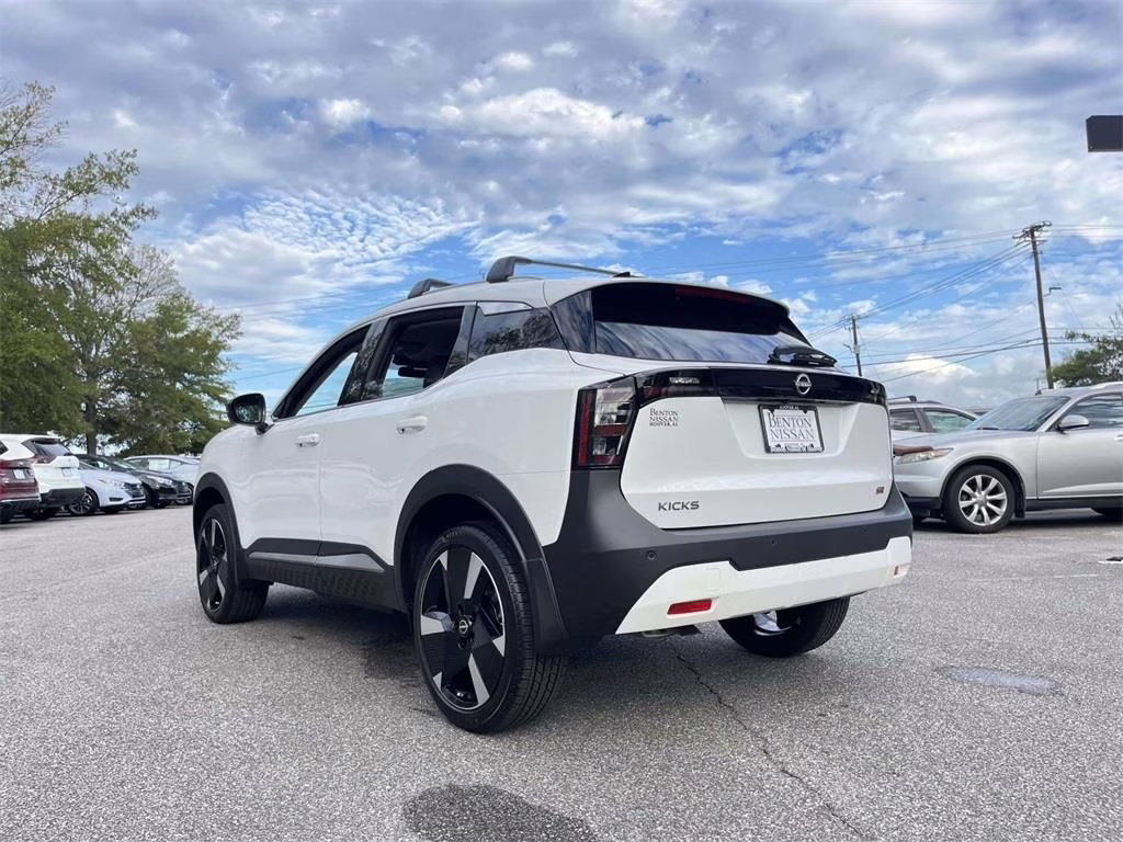2026 Aspen White Tricoat Nissan Kicks SR FWD SUV