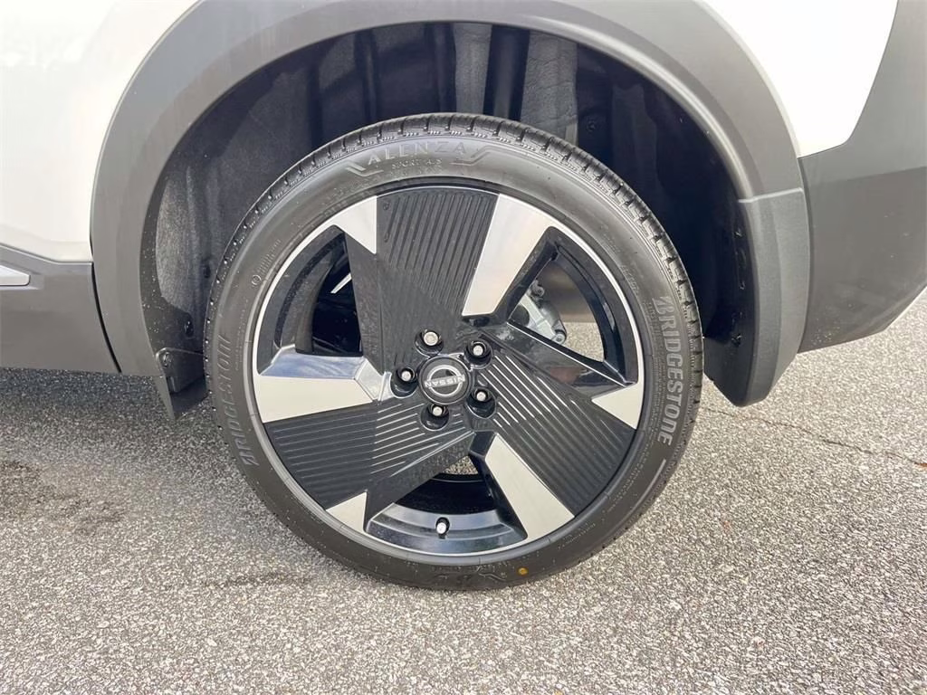 2026 Aspen White Tricoat Nissan Kicks SR FWD SUV