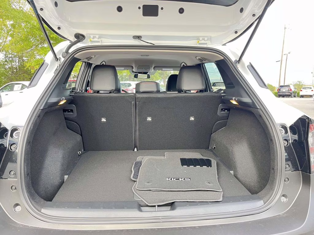 2026 Aspen White Tricoat Nissan Kicks SR FWD SUV