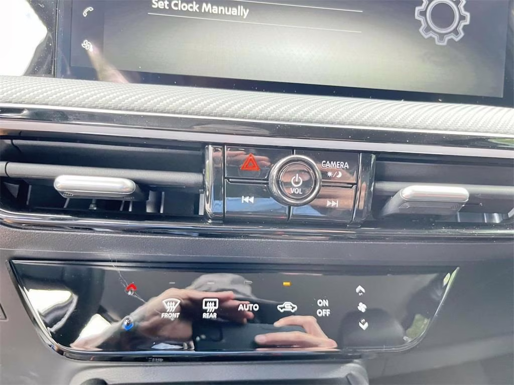 2025 Aspen White Tricoat Nissan Kicks SR AWD SUV