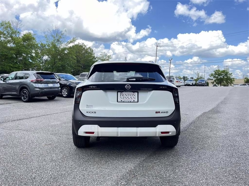 2025 Aspen White Tricoat Nissan Kicks SR AWD SUV