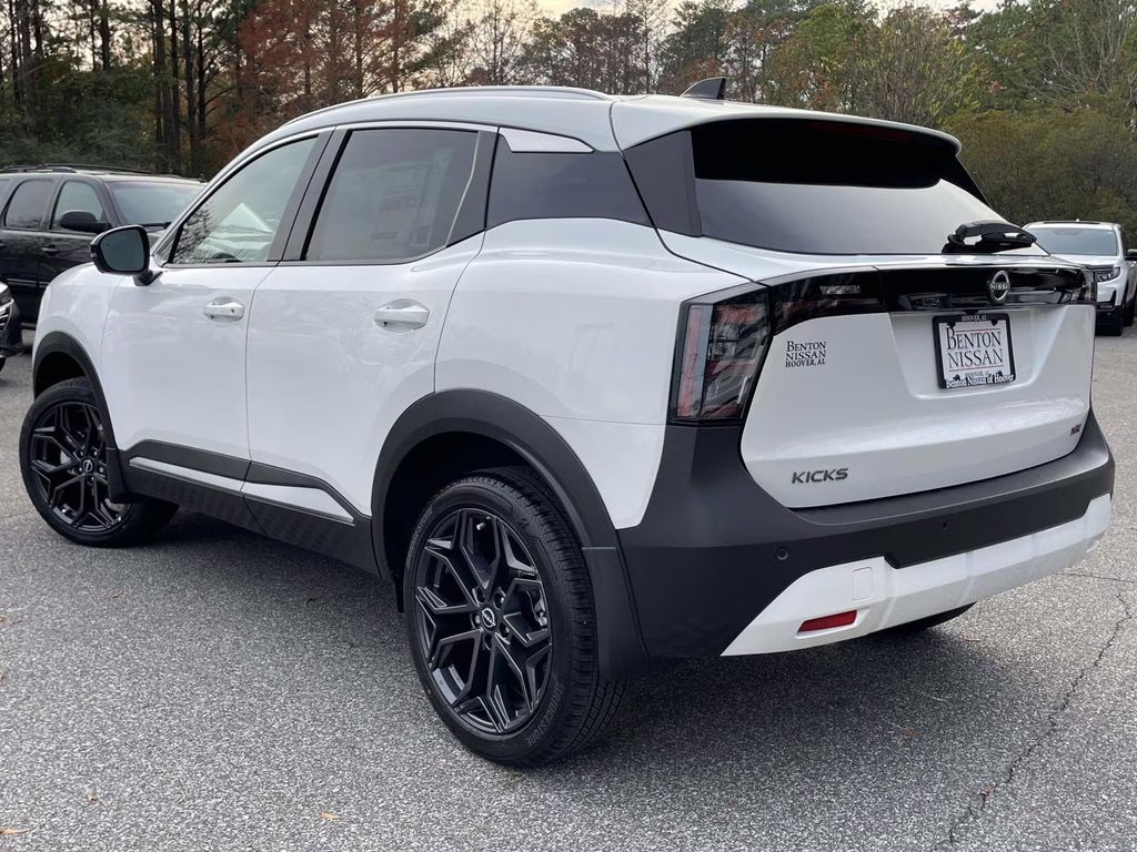 2026 Aspen White Tricoat Nissan Kicks SR FWD SUV