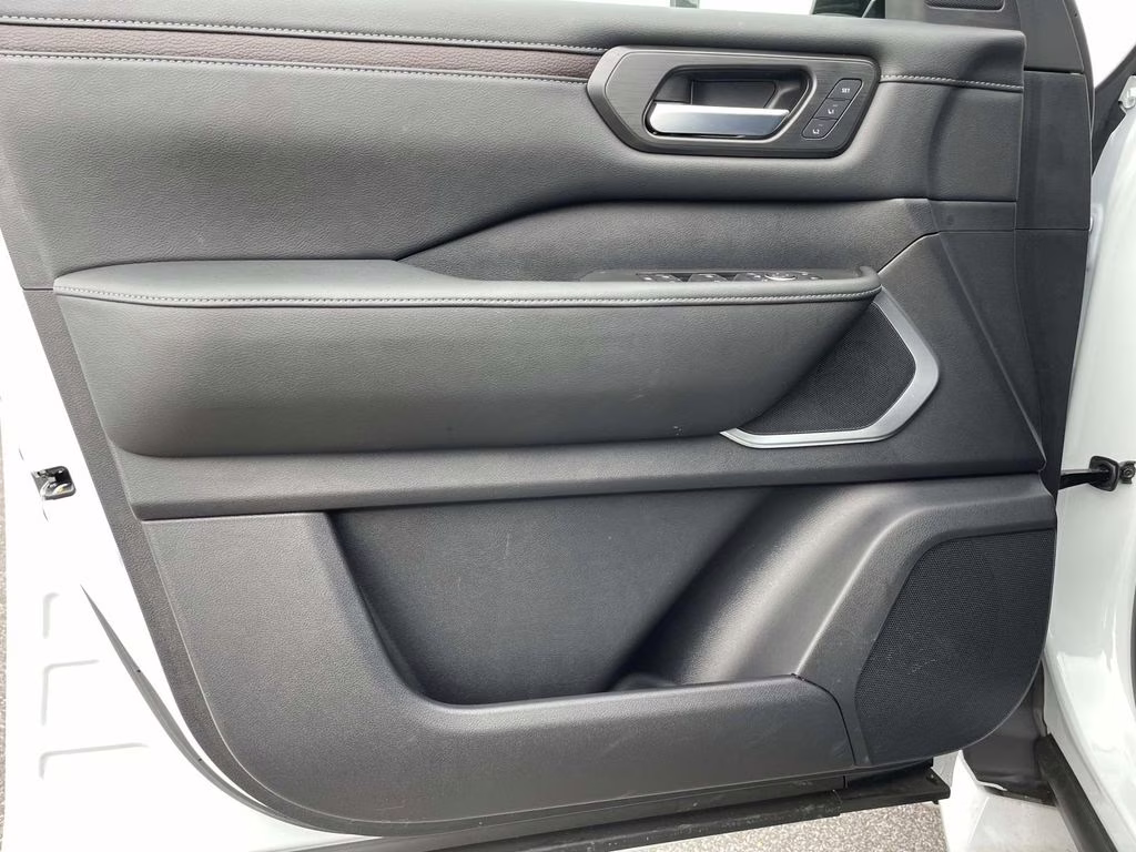 2025 Everest White Pearl Tricoat Nissan Armada Platinum Reserve RWD SUV