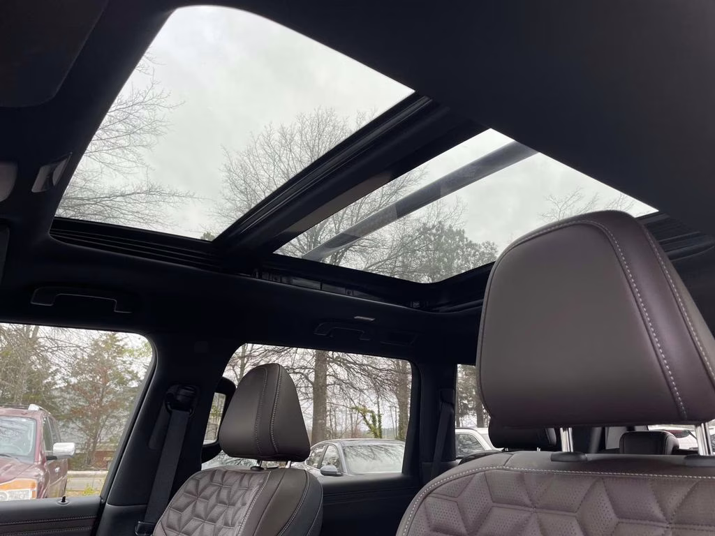 2025 Everest White Pearl Tricoat Nissan Armada Platinum Reserve RWD SUV