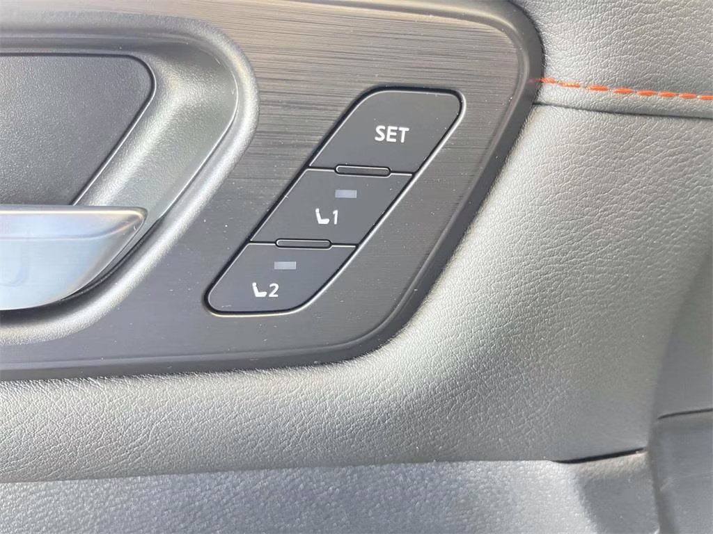 2025 Alpine Metallic/Super Black Nissan Armada PRO-4X 4X4 SUV