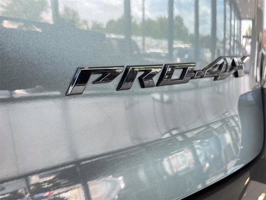 2025 Alpine Metallic/Super Black Nissan Armada PRO-4X 4X4 SUV