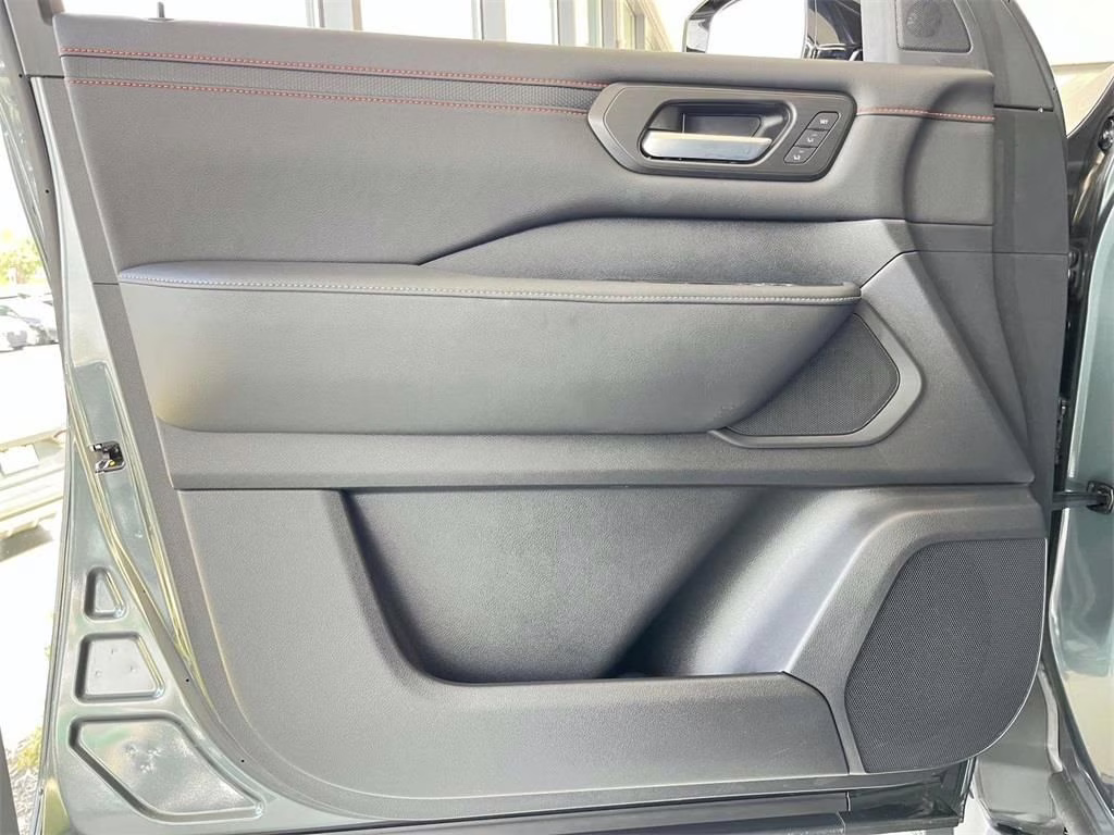 2025 Alpine Metallic/Super Black Nissan Armada PRO-4X 4X4 SUV