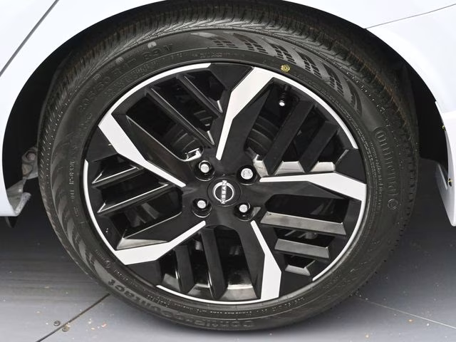 2025 Gray Sky Pearl Nissan Versa 1.6 SR FWD Sedan