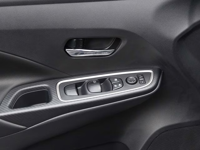 2025 Super Black Metallic Nissan Versa 1.6 SR FWD Sedan