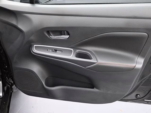 2025 Super Black Metallic Nissan Versa 1.6 SR FWD Sedan