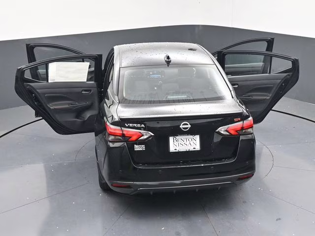 2025 Super Black Metallic Nissan Versa 1.6 SR FWD Sedan