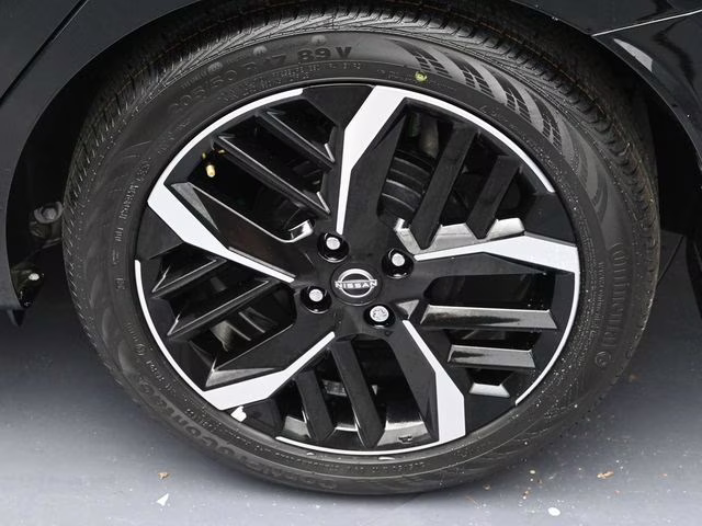 2025 Super Black Metallic Nissan Versa 1.6 SR FWD Sedan