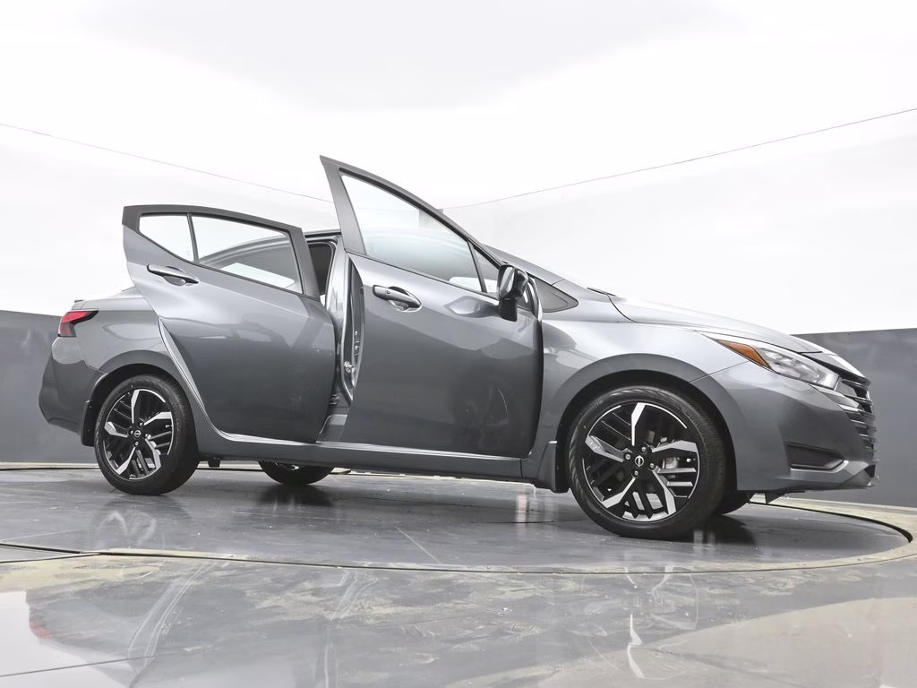 2025 Gun Metallic Nissan Versa 1.6 SR FWD Sedan