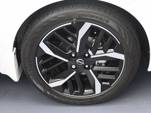 2025 Aspen White Tricoat Nissan Versa 1.6 SR FWD Sedan