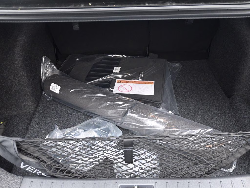 2025 Super Black Metallic Nissan Versa 1.6 SR FWD Sedan