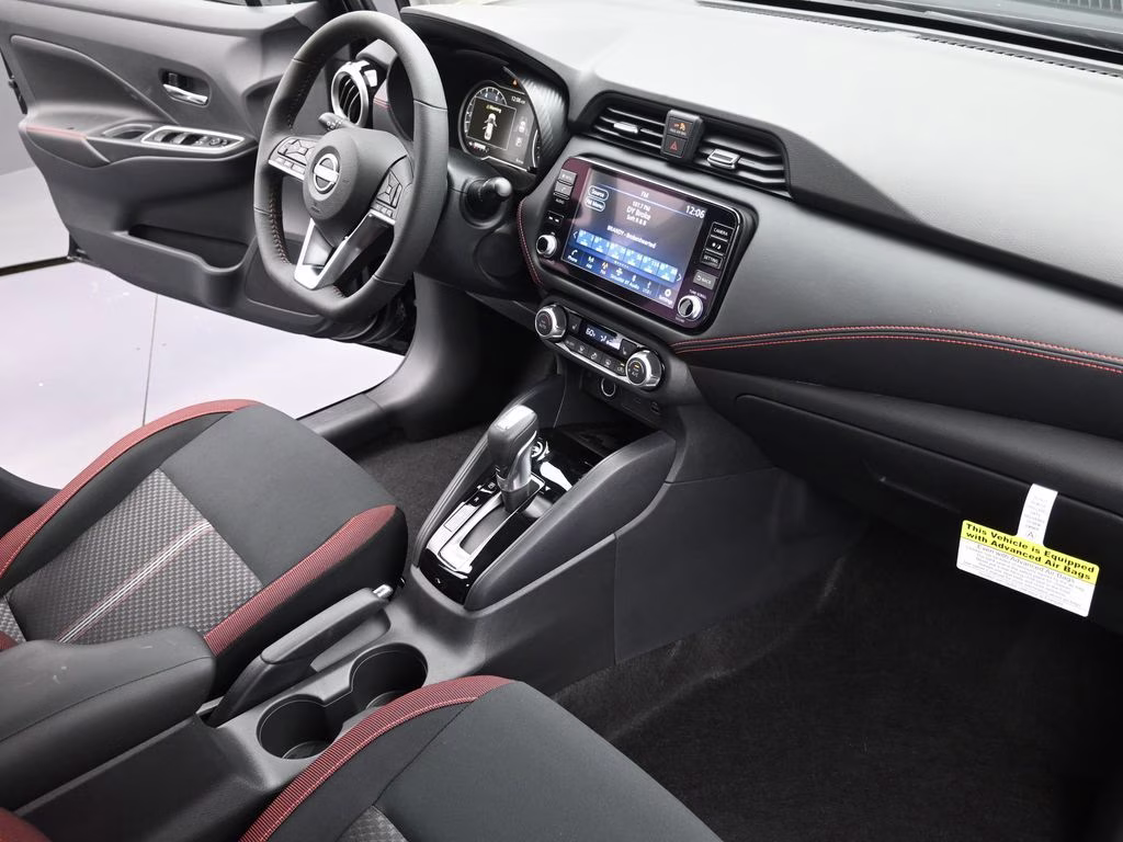 2025 Super Black Metallic Nissan Versa 1.6 SR FWD Sedan