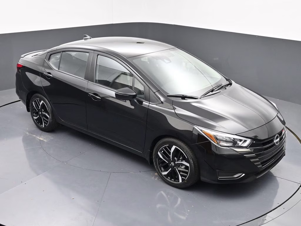 2025 Super Black Metallic Nissan Versa 1.6 SR FWD Sedan