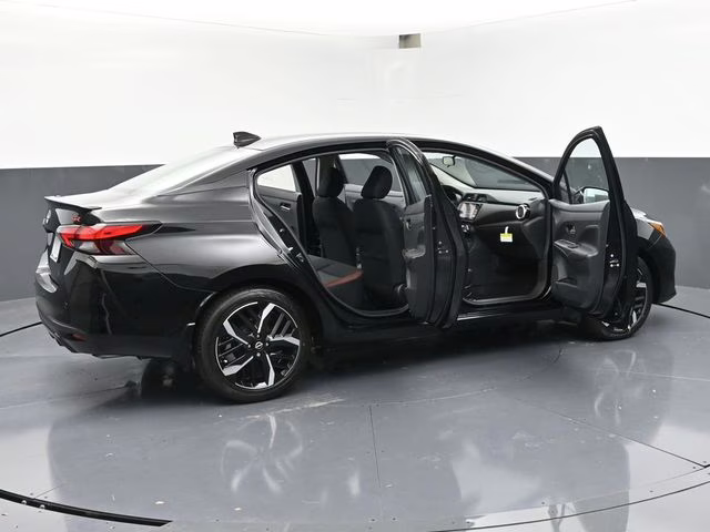 2025 Super Black Metallic Nissan Versa 1.6 SR FWD Sedan