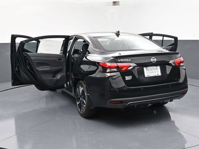 2025 Super Black Metallic Nissan Versa 1.6 SR FWD Sedan
