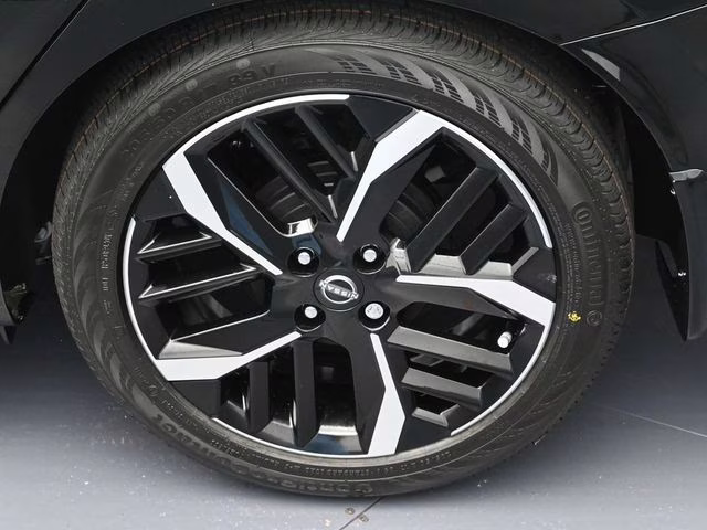 2025 Super Black Metallic Nissan Versa 1.6 SR FWD Sedan