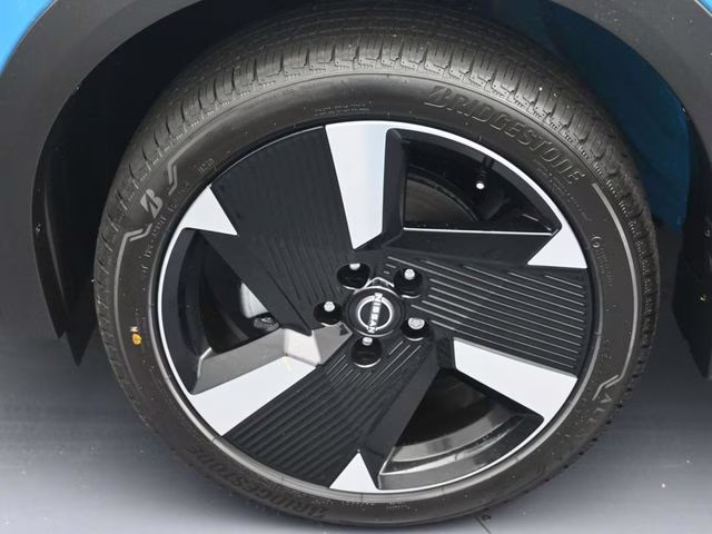 2026 Arctic Ice Blue/Black Nissan Kicks SR FWD SUV