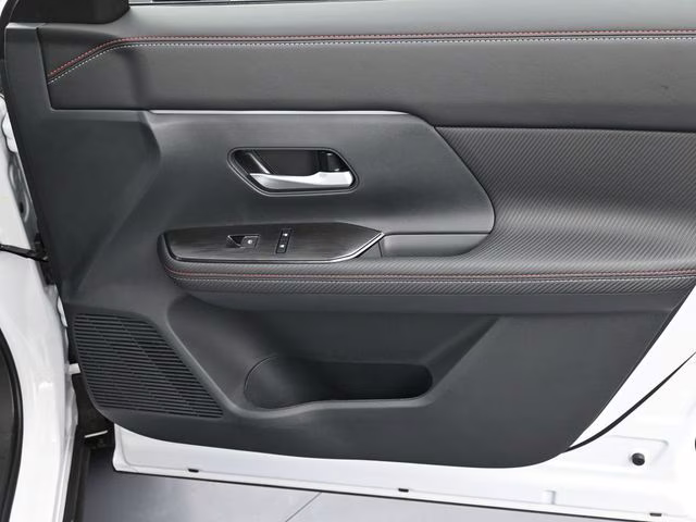 2026 Aspen White Tricoat Nissan Kicks SR FWD SUV