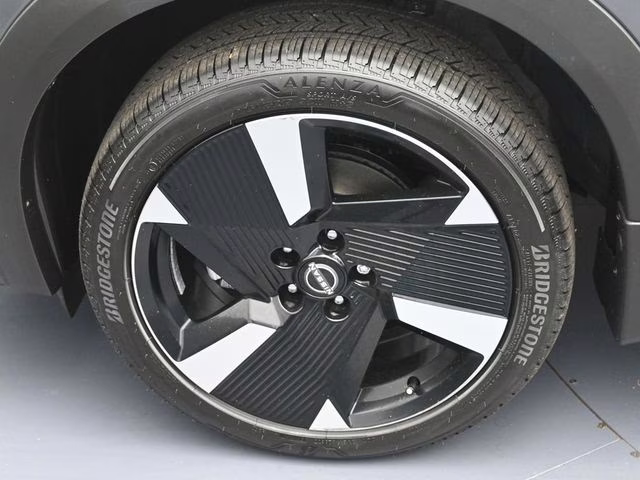 2026 Gun Metallic/Super Black Nissan Kicks SR FWD SUV