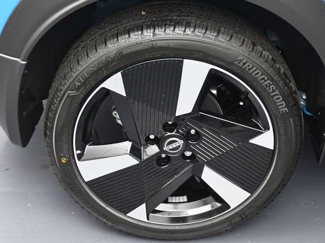 2026 Arctic Ice Blue/Black Nissan Kicks SR FWD SUV