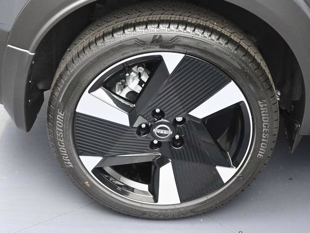 2026 Gun Metallic/Scarlet Ember Tintcoat Nissan Kicks SR FWD SUV