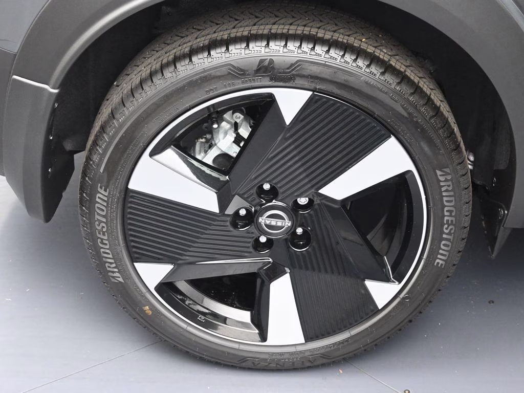2026 Gun Metallic/Scarlet Ember Tintcoat Nissan Kicks SR FWD SUV