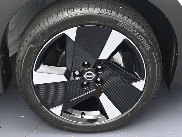 2026 Aspen White/Super Black Nissan Kicks SR FWD SUV