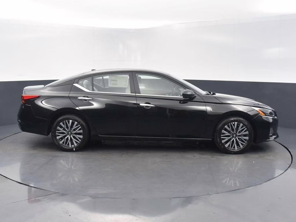 2025 Super Black Clearcoat Nissan Altima 2.5 SV FWD Sedan